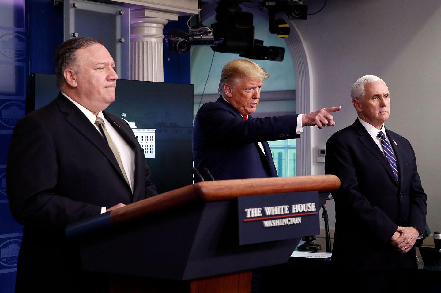 在白宫的新闻发布厅，特朗普（中）、蓬佩奥（左）以及副总统彭斯（右）的站位已经成为了白宫的某种缩影。（美联社）