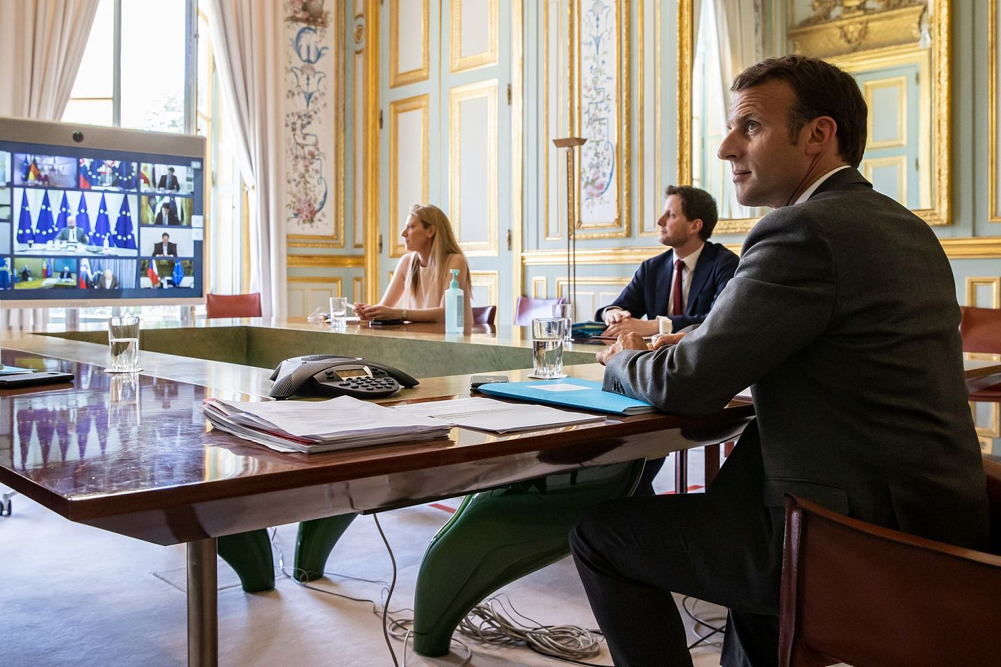 对以法国总统马克龙（右）为代表的欧洲政要来说，特朗普有关新冠源头的理论是可虑的。（美联社）