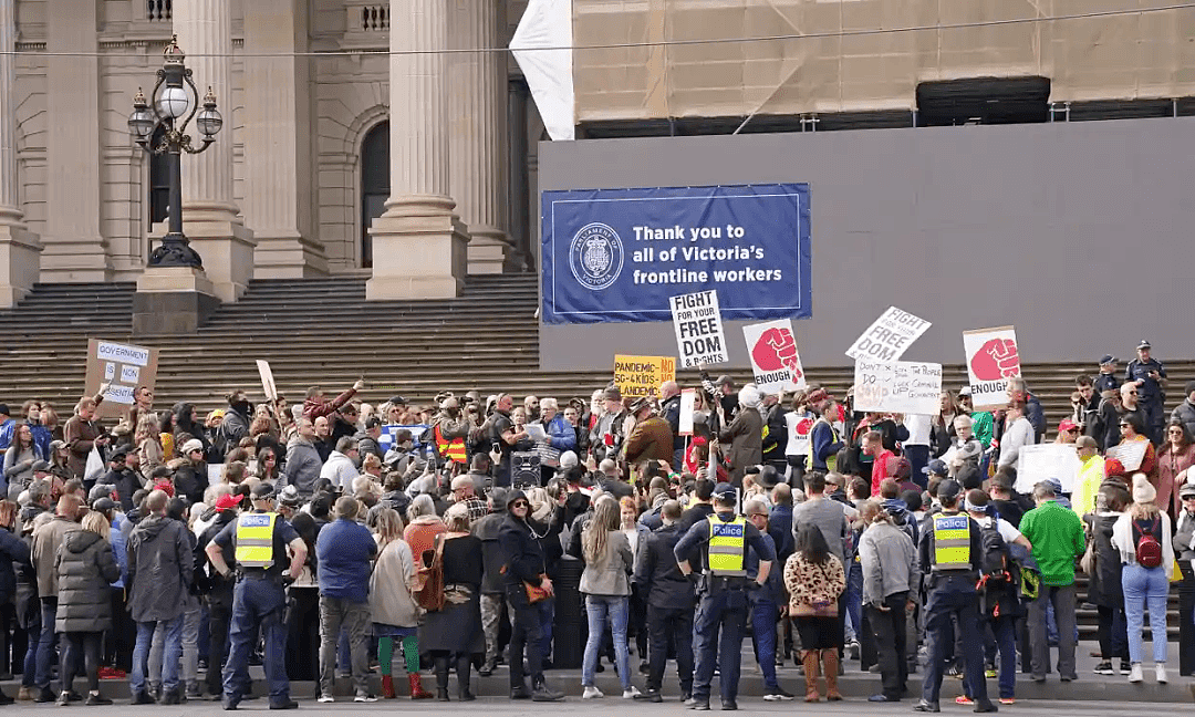 澳大批抗议者违规抗议，为何要求“逮捕比尔盖茨”？本尊：我太累了（组图） - 5