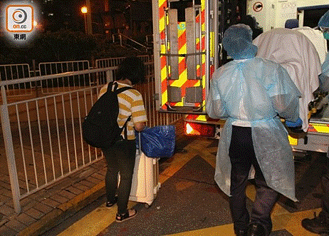 疑似是患者家人带行李离开寓所（图片来源：香港“东网”）