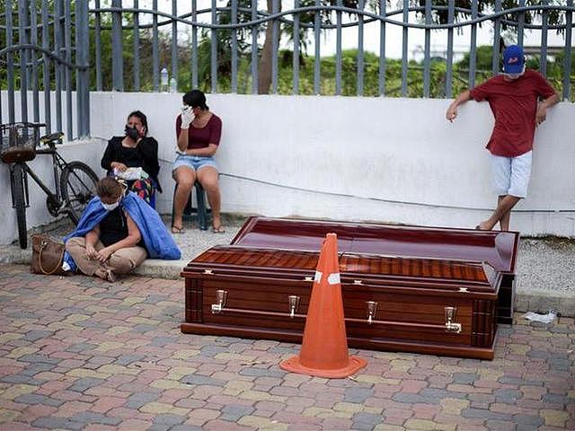 太平间堆满尸体如地狱！厄瓜多尔男子翻遍250具遗体寻父惨遭传染