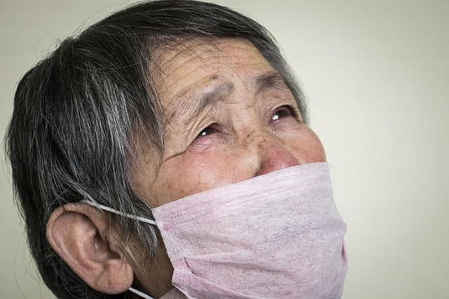 男子二婚娶漂亮媳妇生双胞胎，感觉人生达到巅峰，孩子长大悲剧了