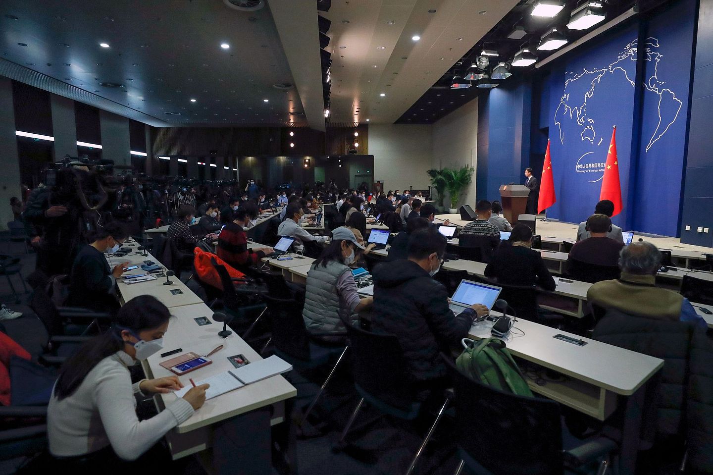 中国外交部记者会近来已经成为辟谣大会。（AP）
