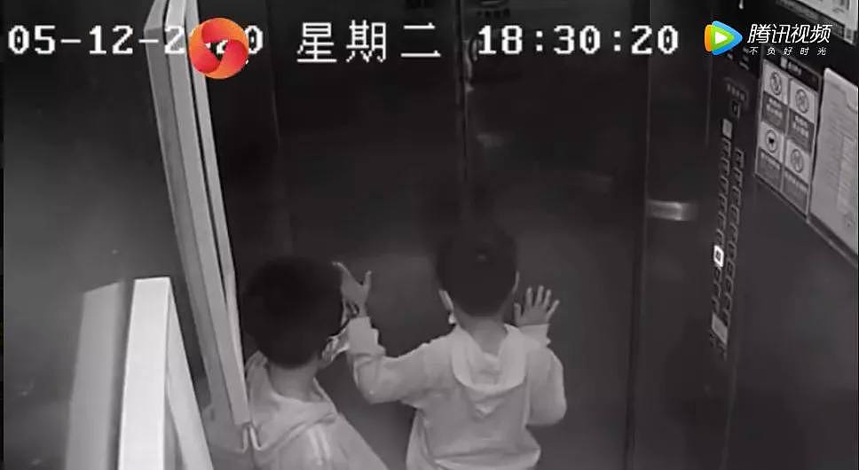 太危险了！两8岁男童扒停电梯后被卡电梯井，一人仅靠头部支撑，因电梯内温度高，把衣服全脱光了（组图） - 1