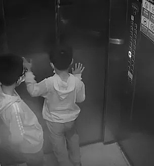太危险了！两8岁男童扒停电梯后被卡电梯井，一人仅靠头部支撑，因电梯内温度高，把衣服全脱光了（组图） - 3