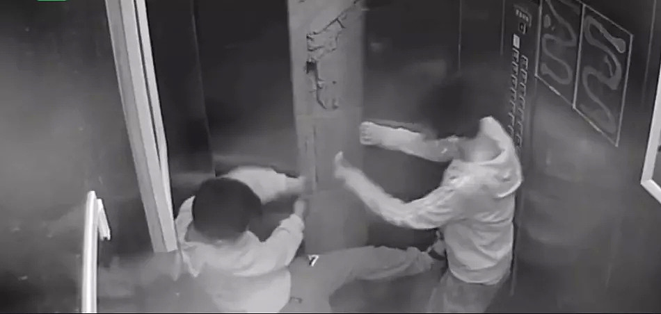 太危险了！两8岁男童扒停电梯后被卡电梯井，一人仅靠头部支撑，因电梯内温度高，把衣服全脱光了（组图） - 2