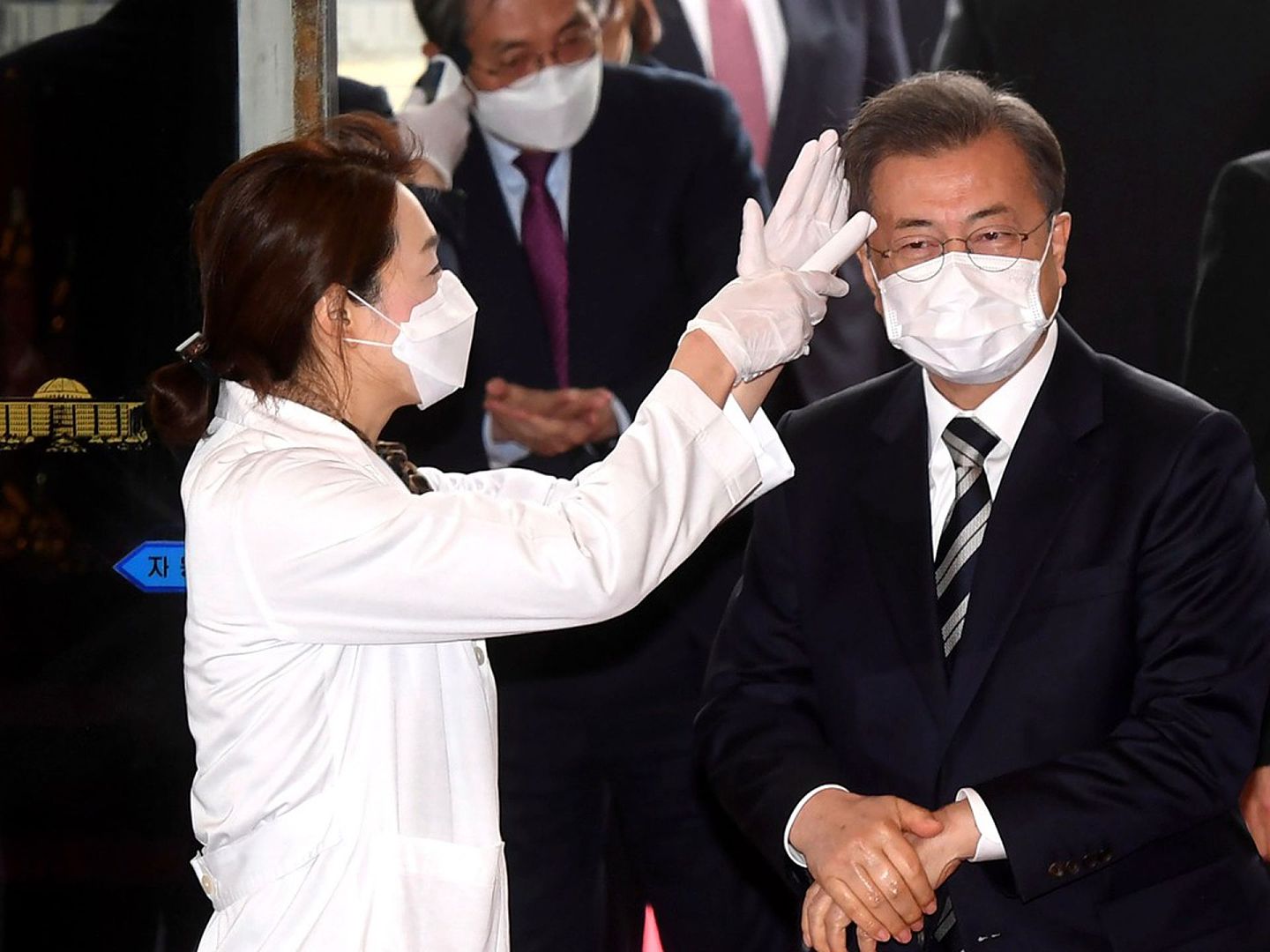 文在寅在2月后的韩国防疫活动中一直扮演积极角色，并引导该国民众采取带口罩、洗手、测量体温等措施。（美联社）