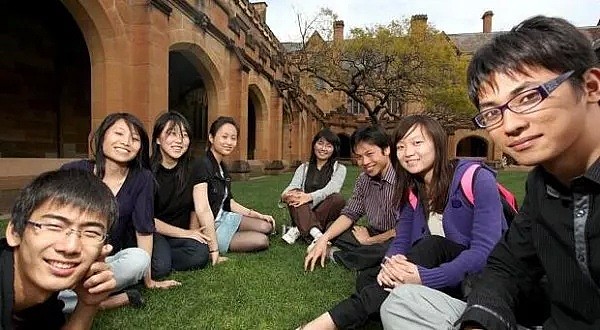 中国女留学生被曝：拿澳洲疫情补助买名牌包，称 “平时舍不得”，澳大学终发钱，有人忙“薅羊毛”，有人却只能唐人街领免费午餐 - 22