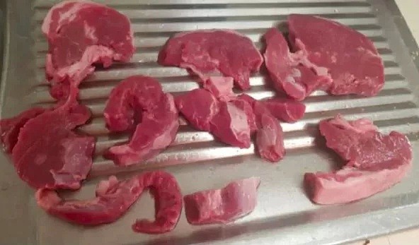 肉排买回家变“碎肉”，Woolworths被指出售“残羹剩饭”！澳媒披露肉胶的“肮脏秘密”... - 5