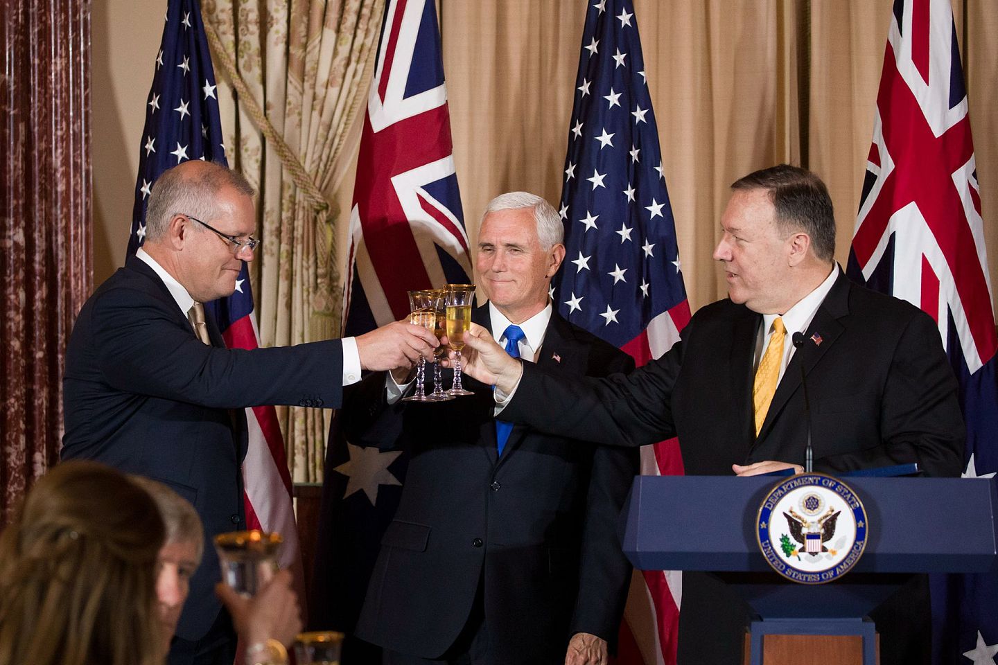 莫里森（左）与彭斯、蓬佩奥（右）等人推杯换盏，关系亲密，在价值观上相近，澳大利亚在疫情问题上的立场容易受美国的影响，发出不利中国的声音。希望澳大利亚这样的国家立刻在中美之间中立也不现实。（AP）
