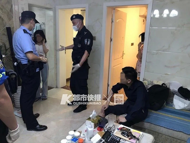 中国女子翻看男友手机后暴怒，菜刀飞出40楼窗外 正中楼下176万加长路虎（组图） - 2