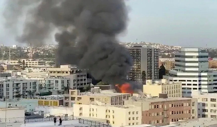 12伤 消防员被炸飞！洛杉矶多栋建筑物爆炸着火，现场蘑菇云，2015年曾发生过同样的事…（组图） - 5