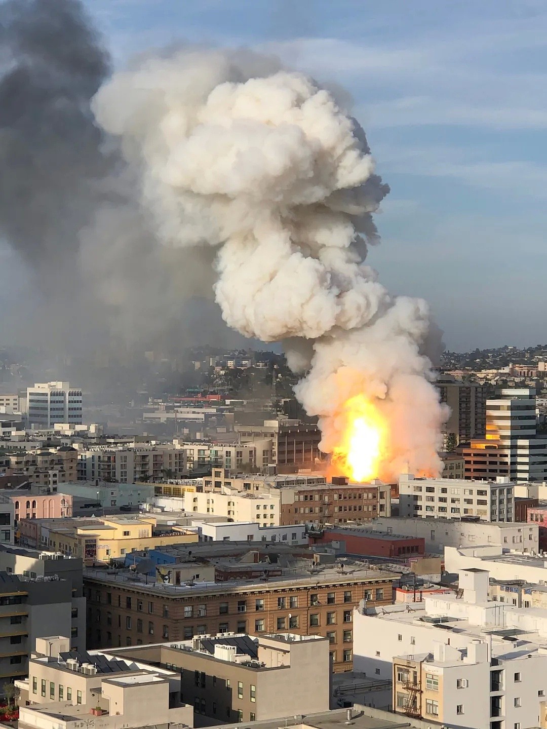 12伤 消防员被炸飞！洛杉矶多栋建筑物爆炸着火，现场蘑菇云，2015年曾发生过同样的事…（组图） - 3