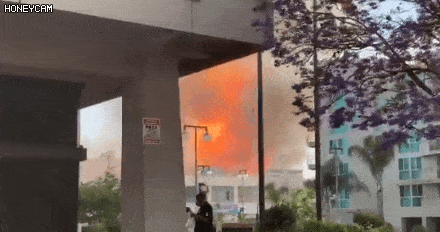 12伤 消防员被炸飞！洛杉矶多栋建筑物爆炸着火，现场蘑菇云，2015年曾发生过同样的事…（组图） - 7