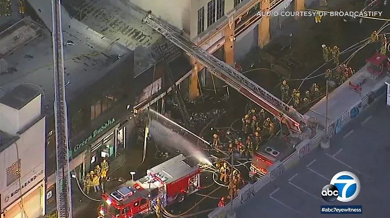 12伤 消防员被炸飞！洛杉矶多栋建筑物爆炸着火，现场蘑菇云，2015年曾发生过同样的事…（组图） - 10