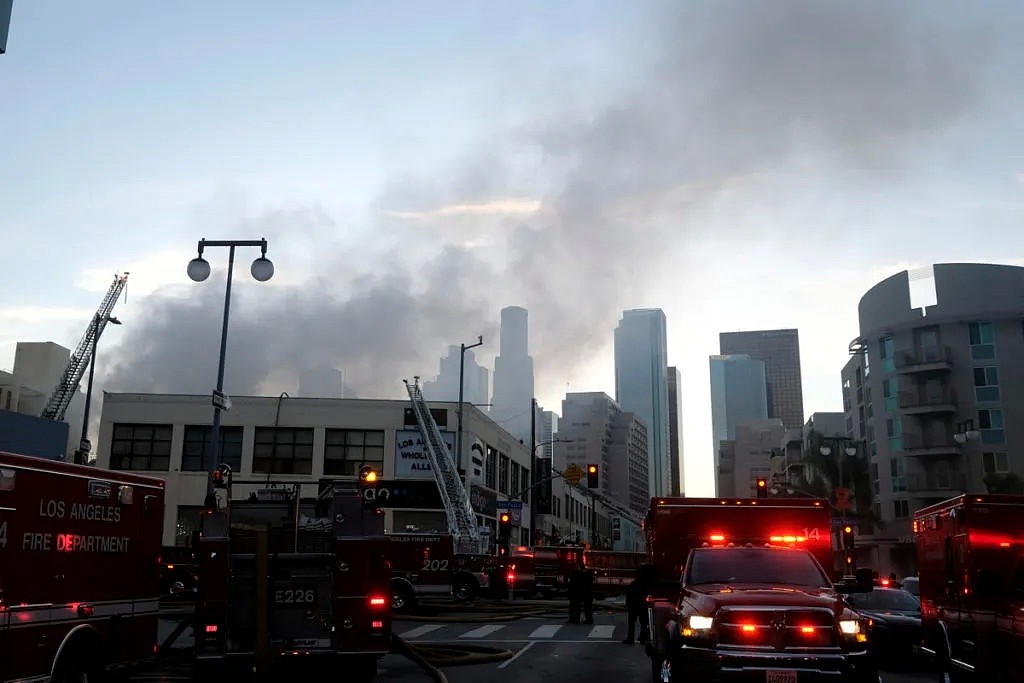 12伤 消防员被炸飞！洛杉矶多栋建筑物爆炸着火，现场蘑菇云，2015年曾发生过同样的事…（组图） - 12