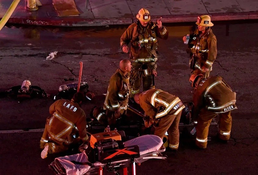 12伤 消防员被炸飞！洛杉矶多栋建筑物爆炸着火，现场蘑菇云，2015年曾发生过同样的事…（组图） - 13