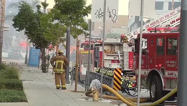 12伤 消防员被炸飞！洛杉矶多栋建筑物爆炸着火，现场蘑菇云，2015年曾发生过同样的事…（组图） - 15