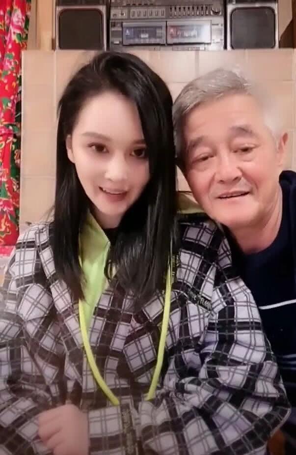 赵本山女儿与男网红穿情侣装，千金蹲下来半跪着给网红系鞋带，沙发上互动超甜蜜（组图） - 2