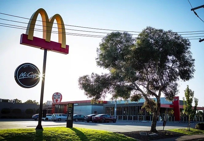 澳洲12间麦当劳紧急关闭，超200人隔离！专家：仅需30分钟，新冠可传染餐厅全部食客 - 11