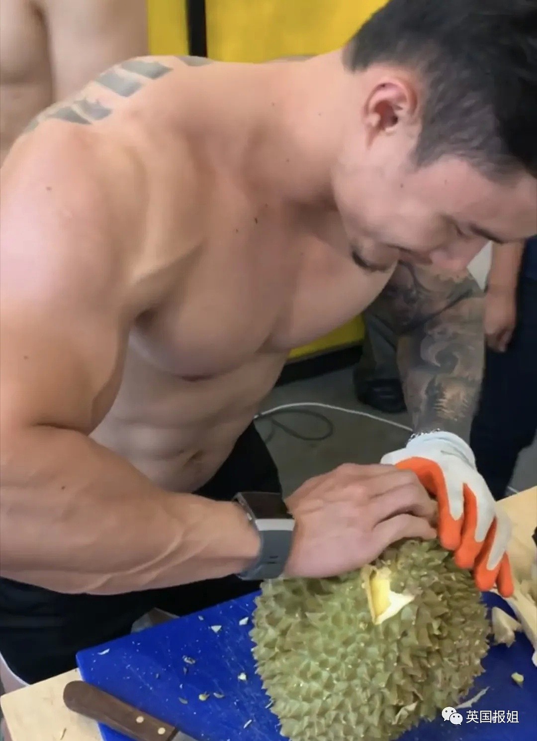 泰国“性感外卖”爆火：肌肉男裸体切水果，帅哥男模陪你吃饭（图） - 6