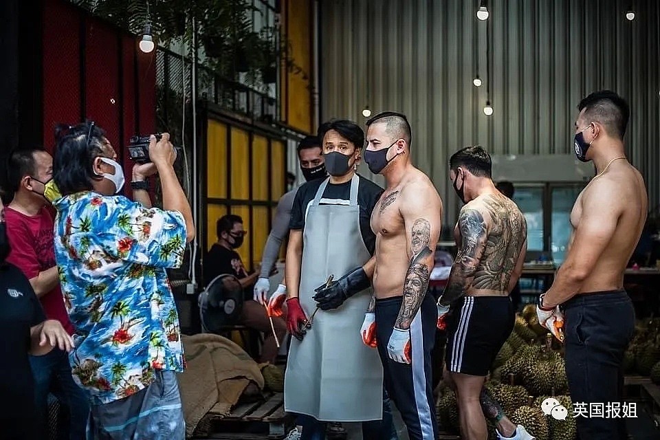 泰国“性感外卖”爆火：肌肉男裸体切水果，帅哥男模陪你吃饭（图） - 13