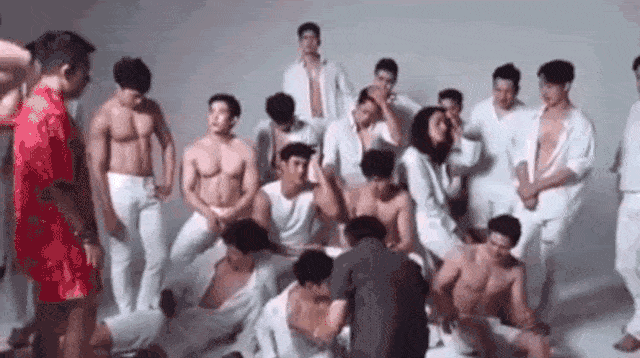 泰国“性感外卖”爆火：肌肉男裸体切水果，帅哥男模陪你吃饭（图） - 24