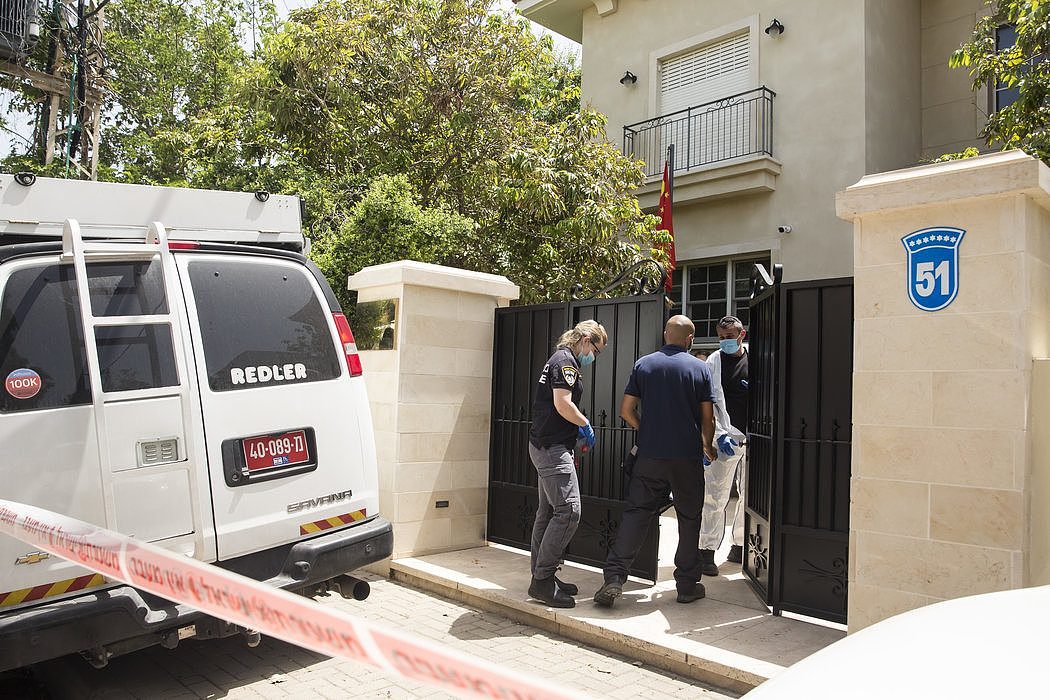 中国驻以色列大使杜伟被发现死在床上后，以色列警方进入官邸。