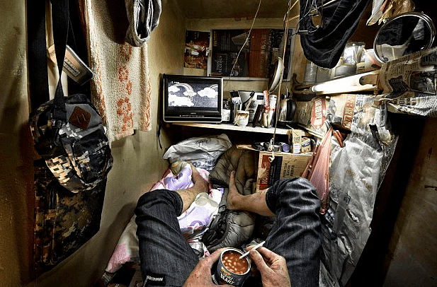 25万香港人住这样的房子：我还没死，就已住进棺材（组图） - 12