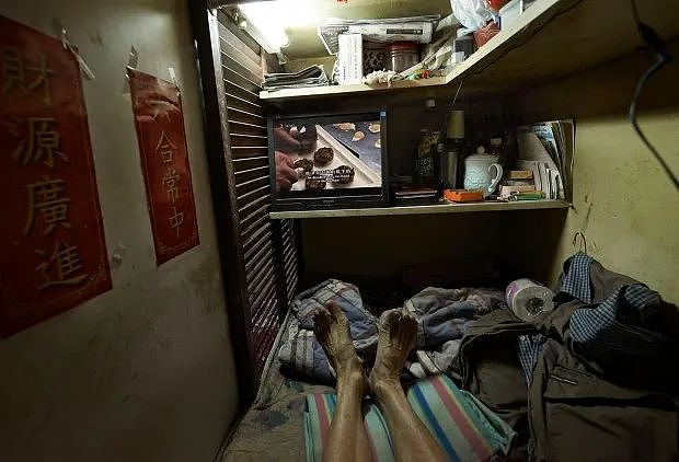 25万香港人住这样的房子：我还没死，就已住进棺材（组图） - 21