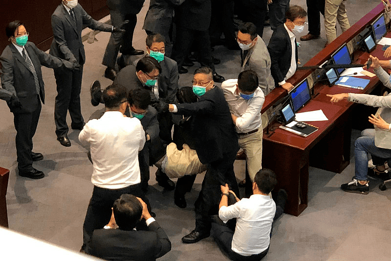 香港立法会内务委员会主席选举发生冲突，多名反对派立法会议员被逐出会场。