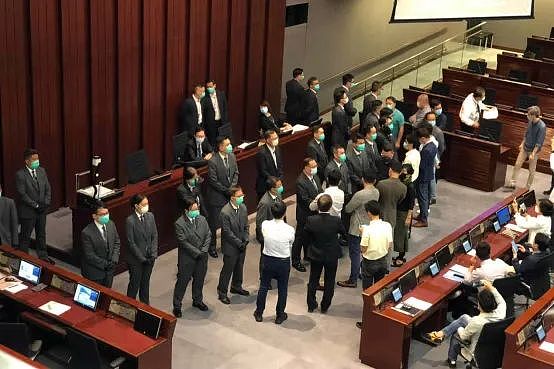香港反对派立法会议员在主席台前与保安员对峙（图片来源：香港“橙新闻”）