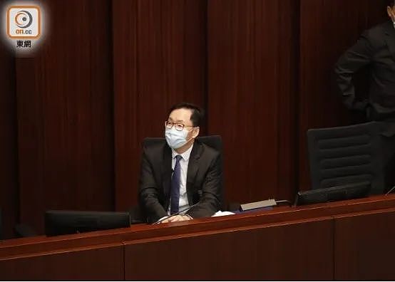 陈健波于18日早上10时14分已坐上主席台（图片来源：香港“东网”）