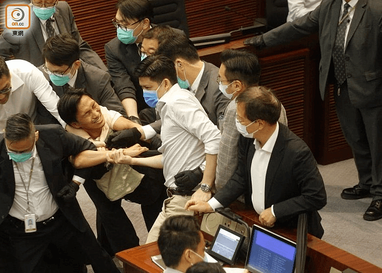 朱凯迪被多名保安抬走（图片来源：香港“东网”）