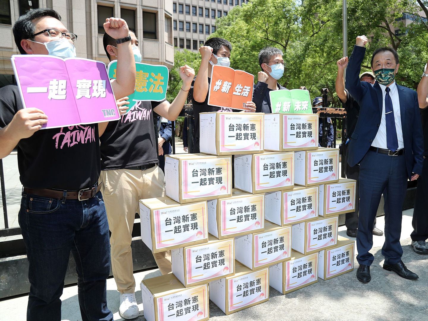 疫情防控期间，台湾独派团体发动“制宪公投”。显然，独派团体并不因蔡英文喊出“中华民国台湾”而得到满足。（中央社）