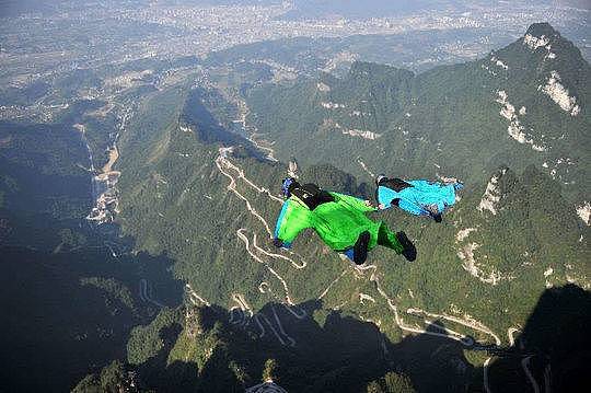 翼装飞行选手在张家界天门山景区进行试飞训练。资料图