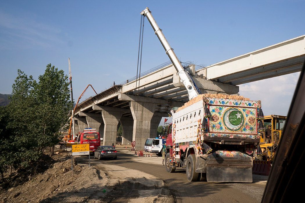 巴基斯坦的公路建设是中国“一带一路”倡议的一部分，该倡议旨在建设港口、铁路和公路，以扩大其在亚洲、非洲和欧洲的贸易。