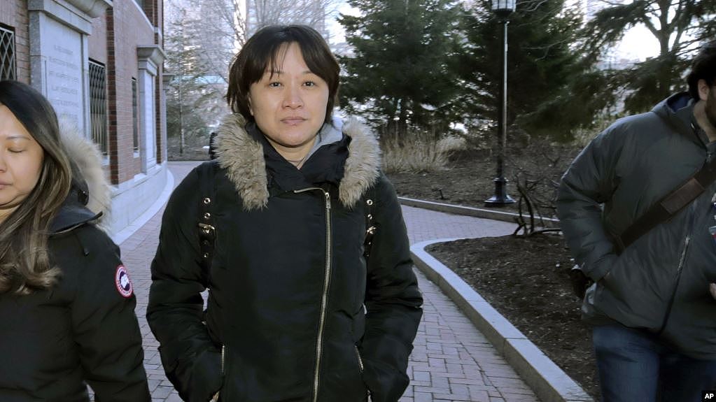 资料照片：居住在加拿大的中国公民隋晓宁在认罪后离开波士顿的美国联邦法庭，她承认支付40万美元让她的儿子假冒足球队员被加州大学洛杉矶分校录取。(2020年2月21日)