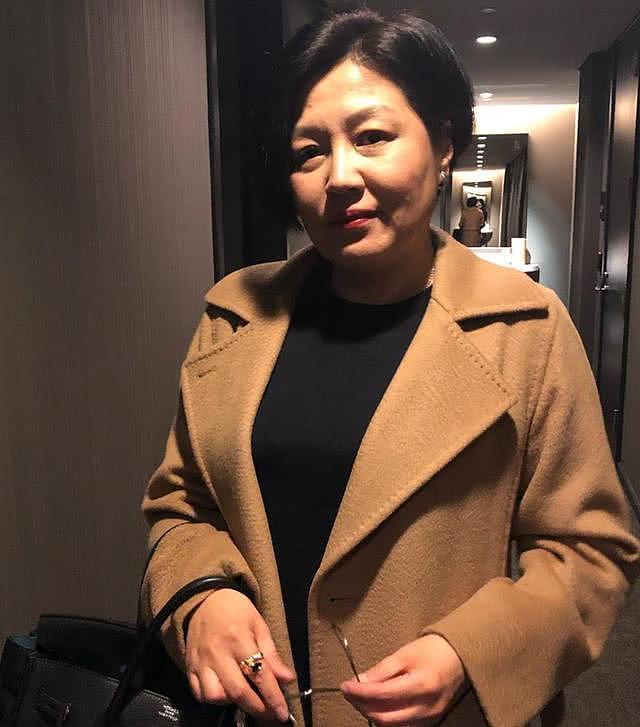 李咏女儿520晒18岁庆生照，穿吊带露背装，大秀火辣好身材（组图） - 5