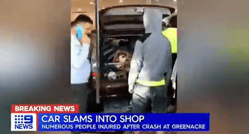 悉尼西南区发生重大车祸！小车冲入街边店铺，至少12人受伤（组图） - 5