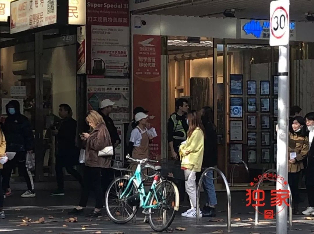 实拍！警察多次抵达现场，周杰伦打call奶茶店墨尔本开业，华人顾客大排200米长队：不怕病毒，就怕排不上 - 6