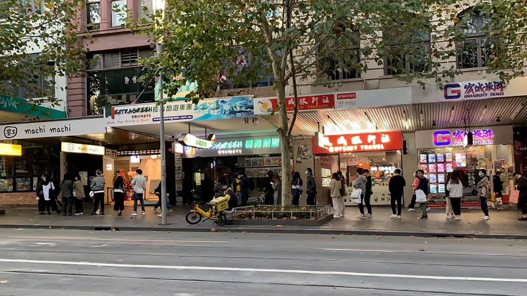 实拍！警察多次抵达现场，周杰伦打call奶茶店墨尔本开业，华人顾客大排200米长队：不怕病毒，就怕排不上 - 8