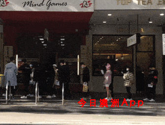 实拍！警察多次抵达现场，周杰伦打call奶茶店墨尔本开业，华人顾客大排200米长队：不怕病毒，就怕排不上 - 18