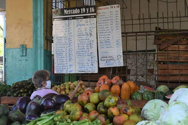 哈瓦那，民众戴着口罩选购蔬菜、水果