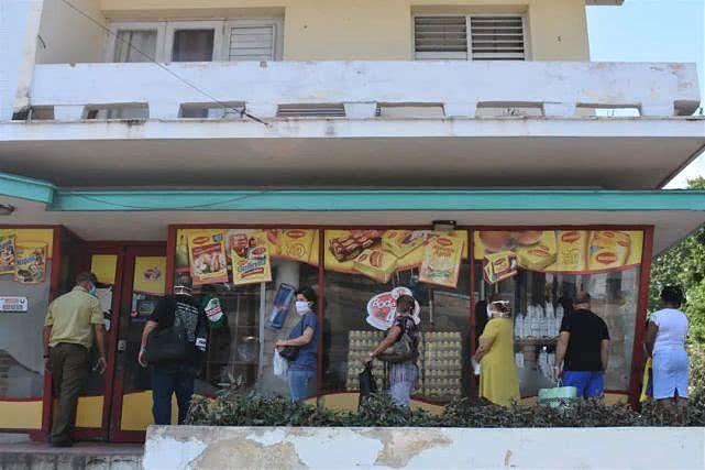 3月30日，古巴首都哈瓦那，一处商店门口，正排队等待进入的顾客