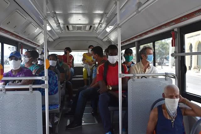 首都哈瓦那，民众佩戴口罩乘坐公交车