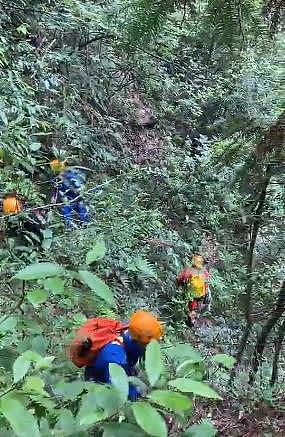 搜救队员讲述寻找天门山失联女翼装飞行员经过：有人差点掉下悬崖