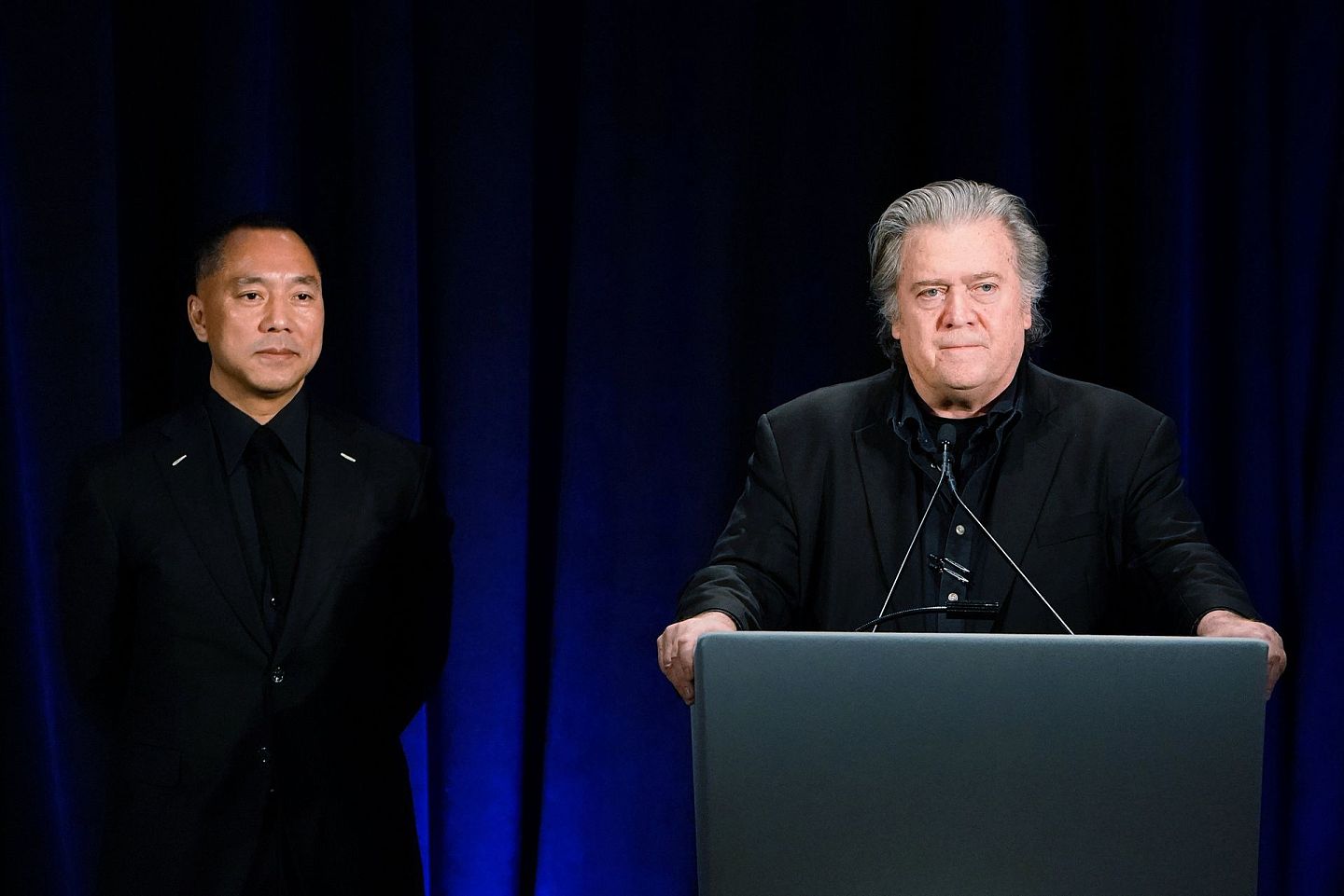 斯蒂芬·班农（右）和郭文贵，被指是中国病毒专家“叛逃”传闻的制造者。（Reuters）