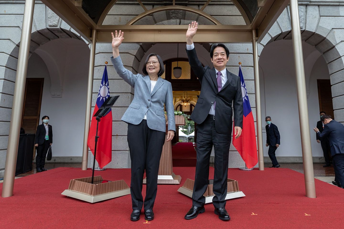 蔡英文和赖清德在总统府门前挥手示意。 （台湾总统府）