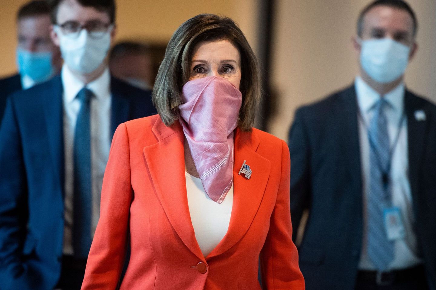 在抗击新冠肺炎疫情的背景下，美国的政界人士仍不忘打口水战。图为4月23日，佩洛西用围巾掩盖口鼻作简单口罩。（Getty）